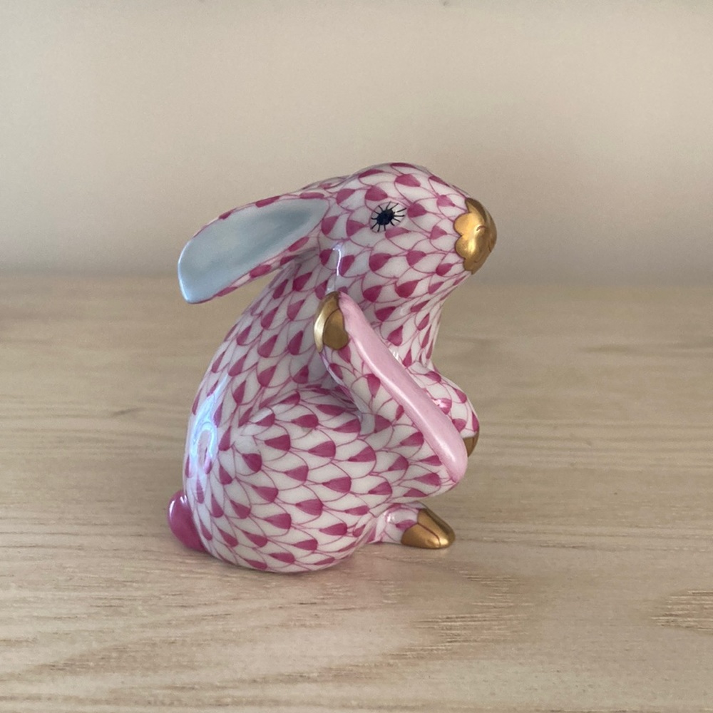 Herend Scratching Bunny in Raspberry
